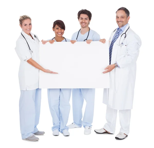 Группа врачей представляет пустую доску — стоковое фото