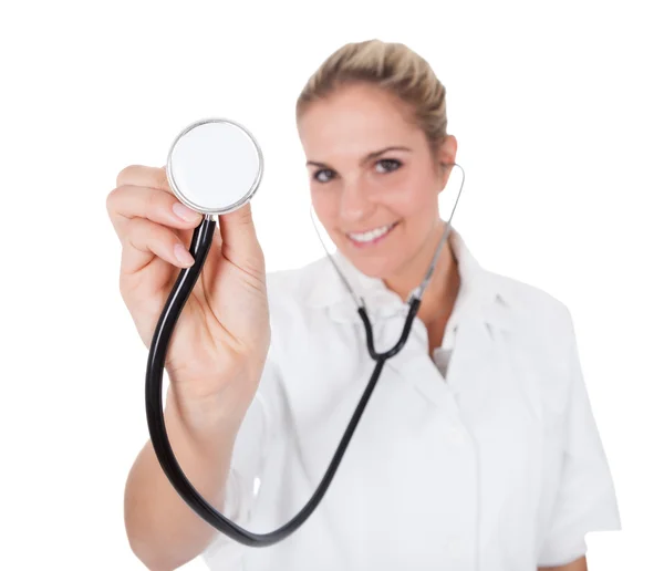 Medico allegro con stetoscopio — Foto Stock