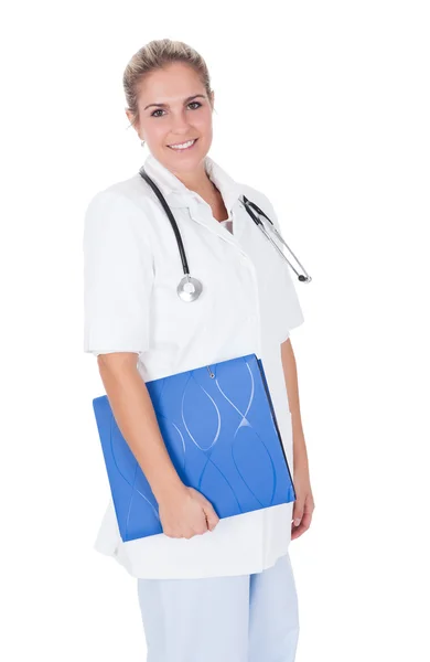 Усміхнена жінка-лікар зі стетоскопом — стокове фото