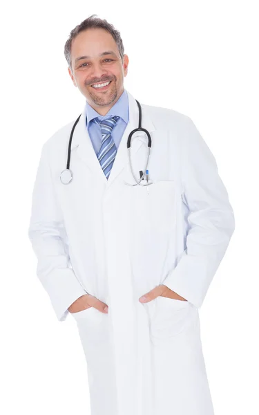 Medico sorridente uomo con stetoscopio — Foto Stock
