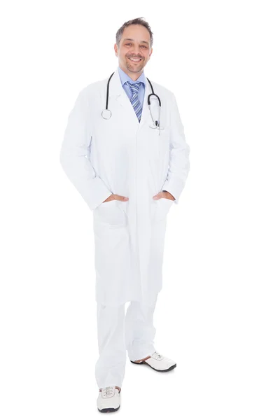 Tıp doktoru adam stetoskop ile gülümseyen — Stok fotoğraf