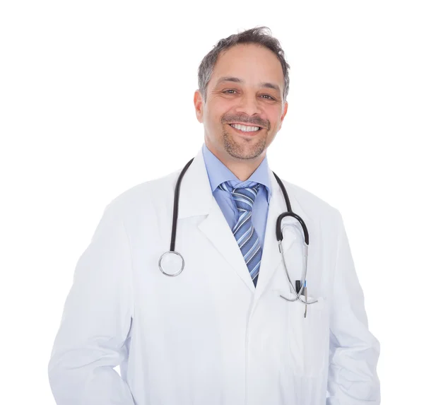 Улыбающийся врач со стетоскопом — стоковое фото