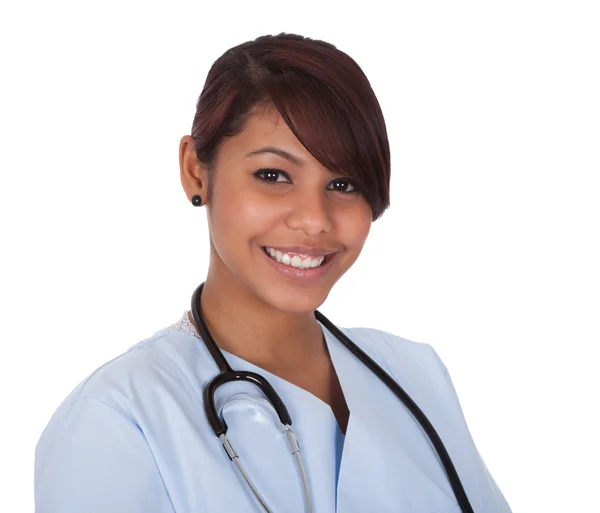 Medico sorridente donna con stetoscopio — Foto Stock