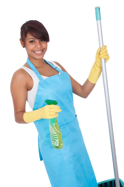 Mujer alegre divirtiéndose mientras limpia —  Fotos de Stock