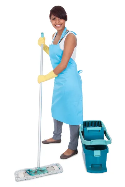 Donna allegra divertirsi durante la pulizia — Foto Stock