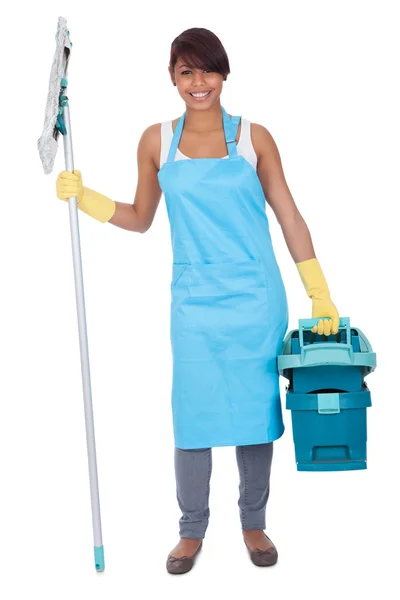 Mulher alegre se divertindo enquanto limpa — Fotografia de Stock