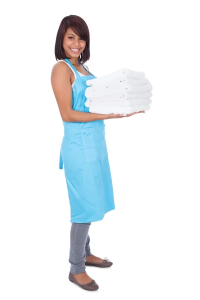 Femme de ménage souriante avec serviettes — Photo