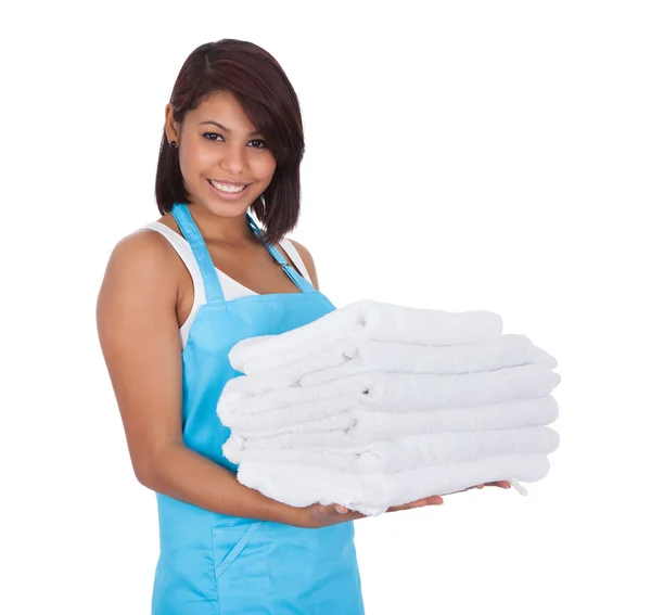 Sorrindo mulher empregada com toalhas — Fotografia de Stock