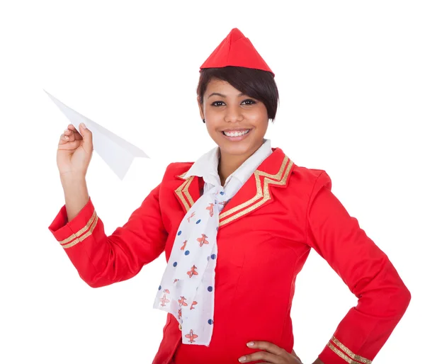 Lächelnde schöne Stewardess, die einen Platz einweiht — Stockfoto