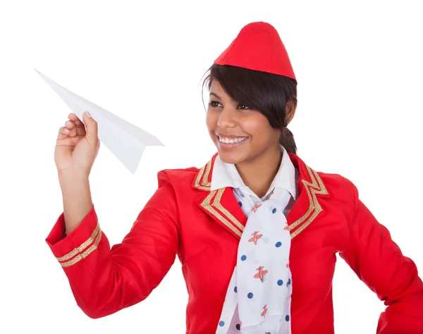 Lächelnde schöne Stewardess, die einen Platz einweiht — Stockfoto