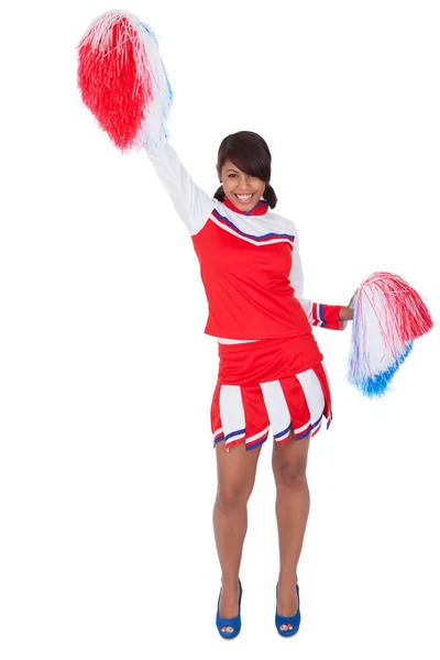 Lachende mooie cheerleader met pompoms — Stockfoto