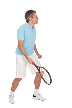 Tenis oynayan olgun bir adam