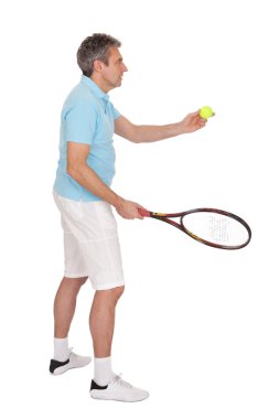 Tenis oynayan olgun bir adam