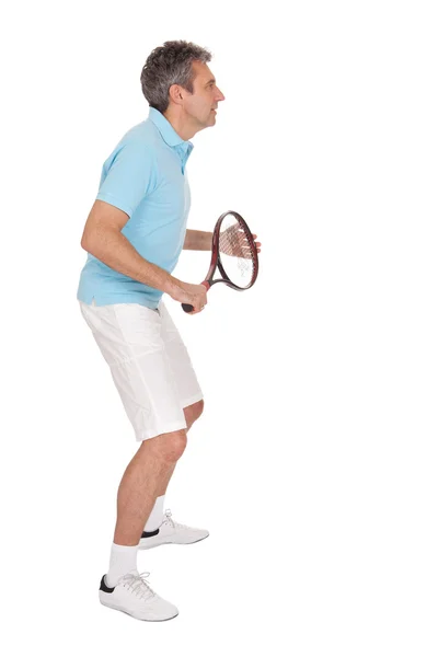 Зрелый человек играет в теннис — стоковое фото