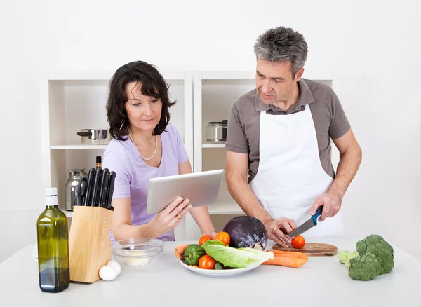 Idősebb pár, főzés ebéd otthon — Stock Fotó