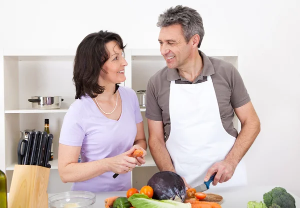 Idősebb pár, főzés ebéd otthon — Stock Fotó