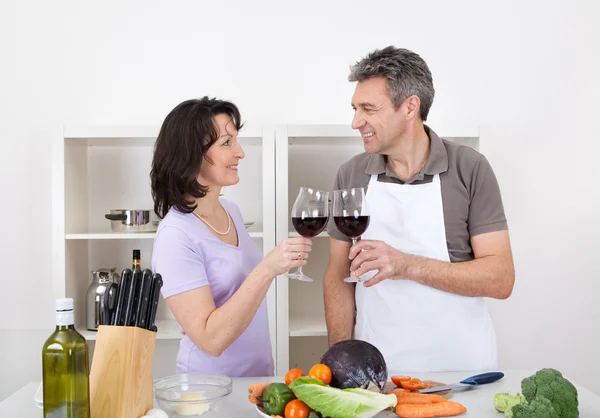 Senior couple cooking at home — Stock Photo, Image