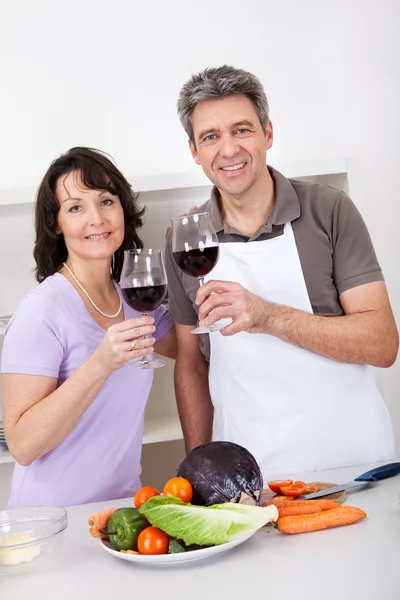 Idősebb pár otthon főzés — Stock Fotó