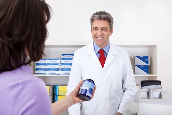 Guardando contenitore pillola in farmacia — Foto Stock