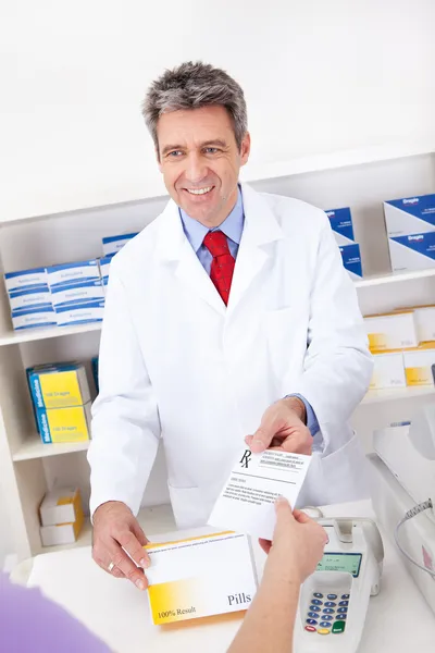 Nákup předpis léky v lékárně — Stock fotografie