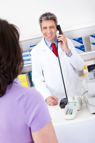 Pharmacist calling on the phone — Stock Photo, Image