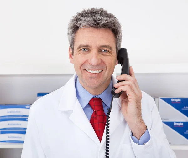 Pharmacien appelant au téléphone — Photo