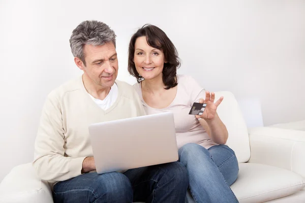 Volwassen paar met behulp van laptop thuis — Stockfoto
