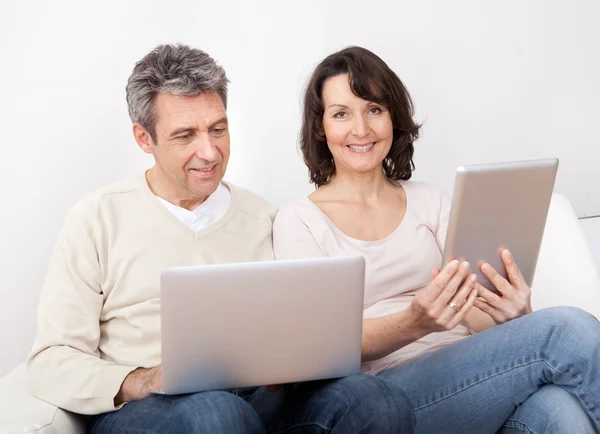 Ouder paar met behulp van laptops in Bank — Stockfoto
