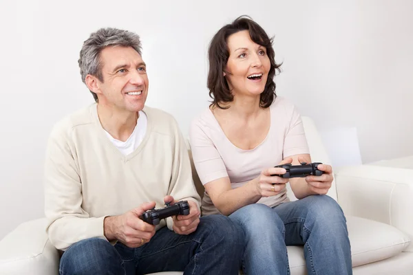 Érett pár élvezi a videojátékok — Stock Fotó