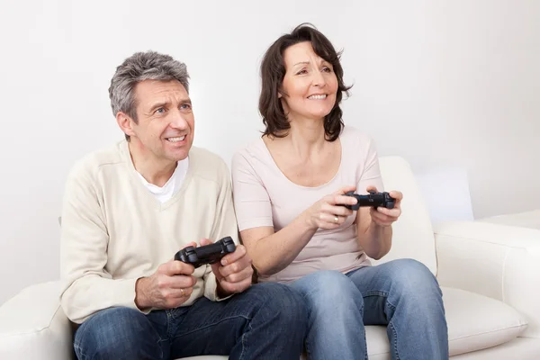 成熟夫妇享受电子游戏 — 图库照片