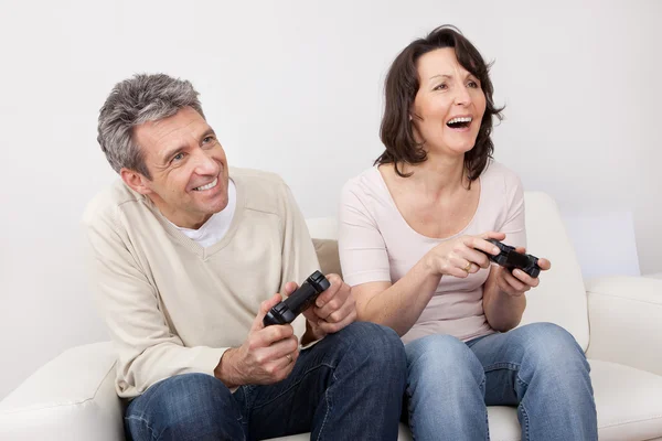 Érett pár élvezi a videojátékok — Stock Fotó