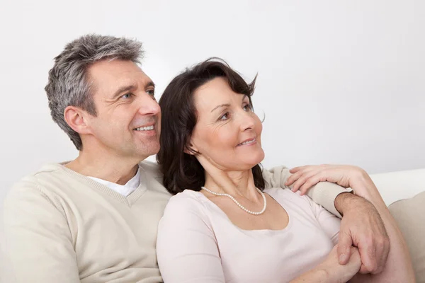 Glad äldre par drömmer om framtiden — Stockfoto