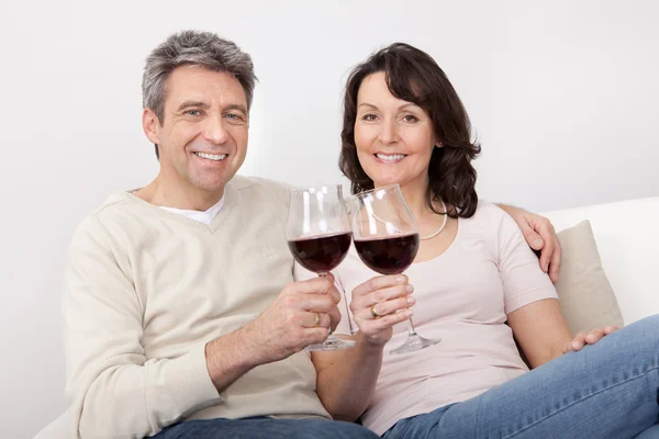 Olgun çift kırmızı şarap içme — Stok fotoğraf