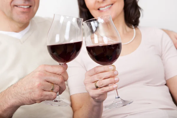 Casal maduro beber vinho tinto — Fotografia de Stock