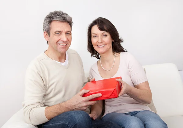 Man giving a present to woman — Stock Photo, Image