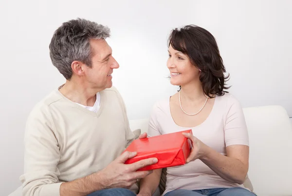 Homem dando um presente à mulher — Fotografia de Stock