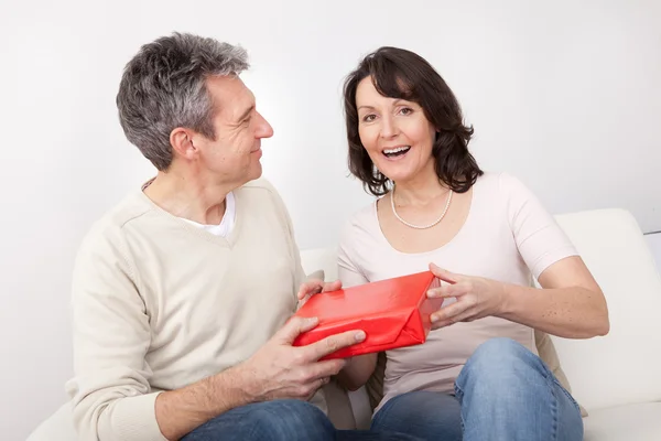 Mann schenkt Frau ein Geschenk — Stockfoto