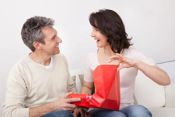 Muž dává dárek pro ženu — Stock fotografie