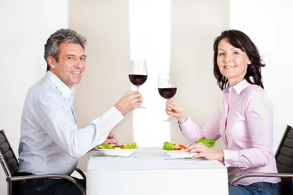 Зрелая пара обедает дома — стоковое фото