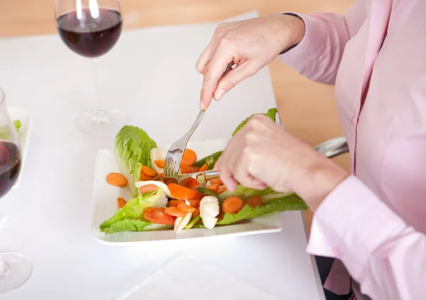 Mulher comendo salada em casa — Fotografia de Stock