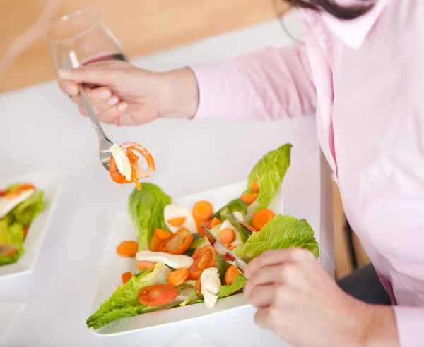 Mulher comendo salada em casa — Fotografia de Stock