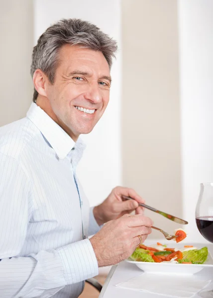 Uomo maturo che pranza a casa — Foto Stock