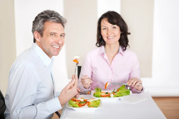 Ώριμο ζευγάρι που έχοντας το γεύμα στο σπίτι — Φωτογραφία Αρχείου