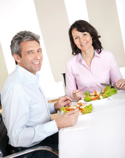 Olgun çift evde yemek yiyor — Stok fotoğraf