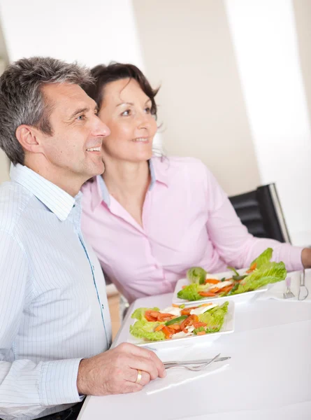Ältere Paare essen zu Hause zu Mittag — Stockfoto