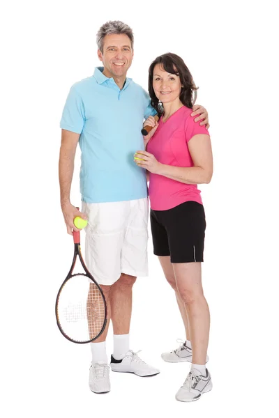 Érett pár teniszütők — Stock Fotó
