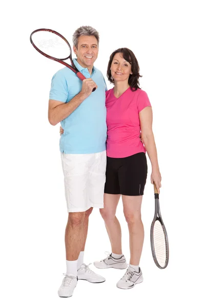 Starší pár s tenisové rakety — Stock fotografie