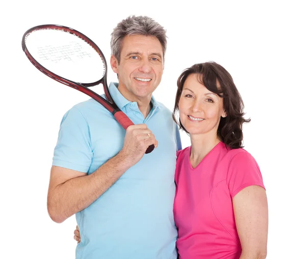 Äldre par med tennisracketar — Stockfoto