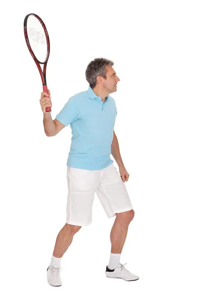 Зрілий чоловік грає в теніс — стокове фото