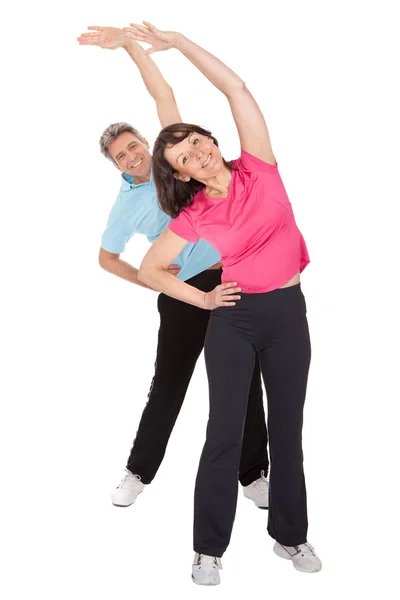 Ativo casal maduro fazendo fitness — Fotografia de Stock